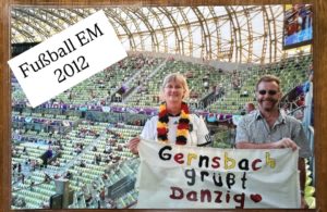 Zuschauerränge im Fußballstadion mit Fanplakat